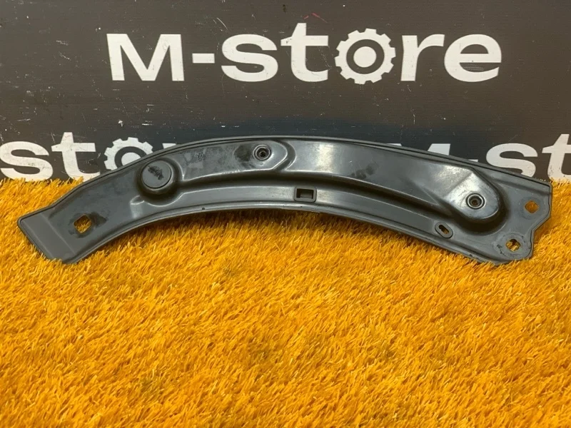 Кронштейн фары Audi Q3 8U0805931 8U, левый