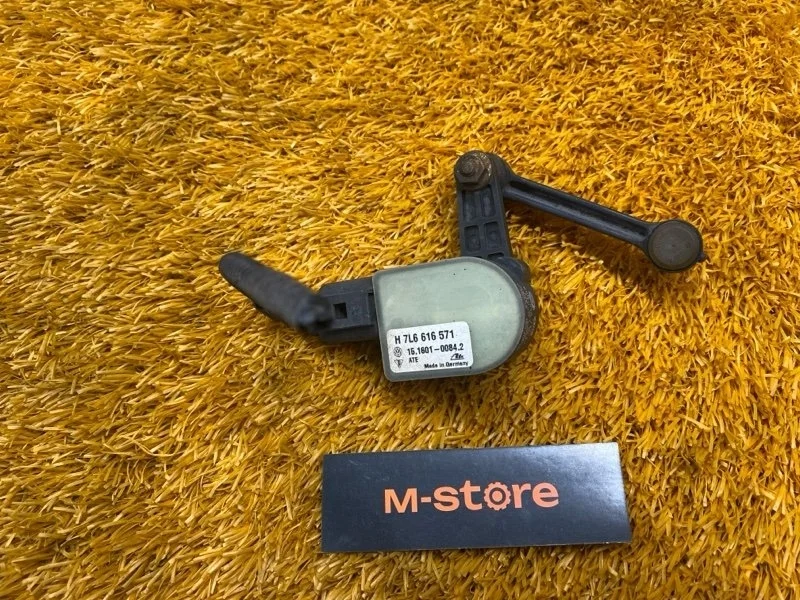 Датчик высоты дорожного просвета Volkswagen Touareg 2008 7L6616571 7L BHK, задний левый