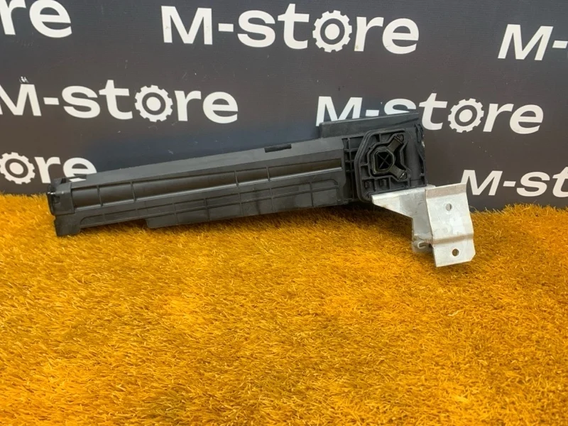 Кронштейн радиатора Bmw 3-Series 2013 17117600537 F30 N20B20B, правый