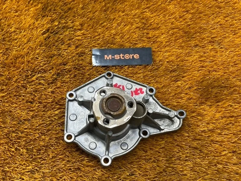 Помпа Audi Q5 2010 06E121005 8R CAL