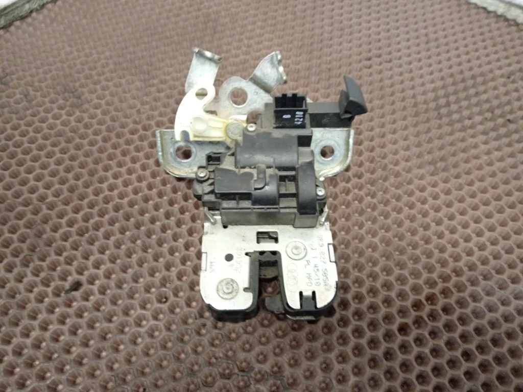 Замок багажника Audi A7 2010 4G