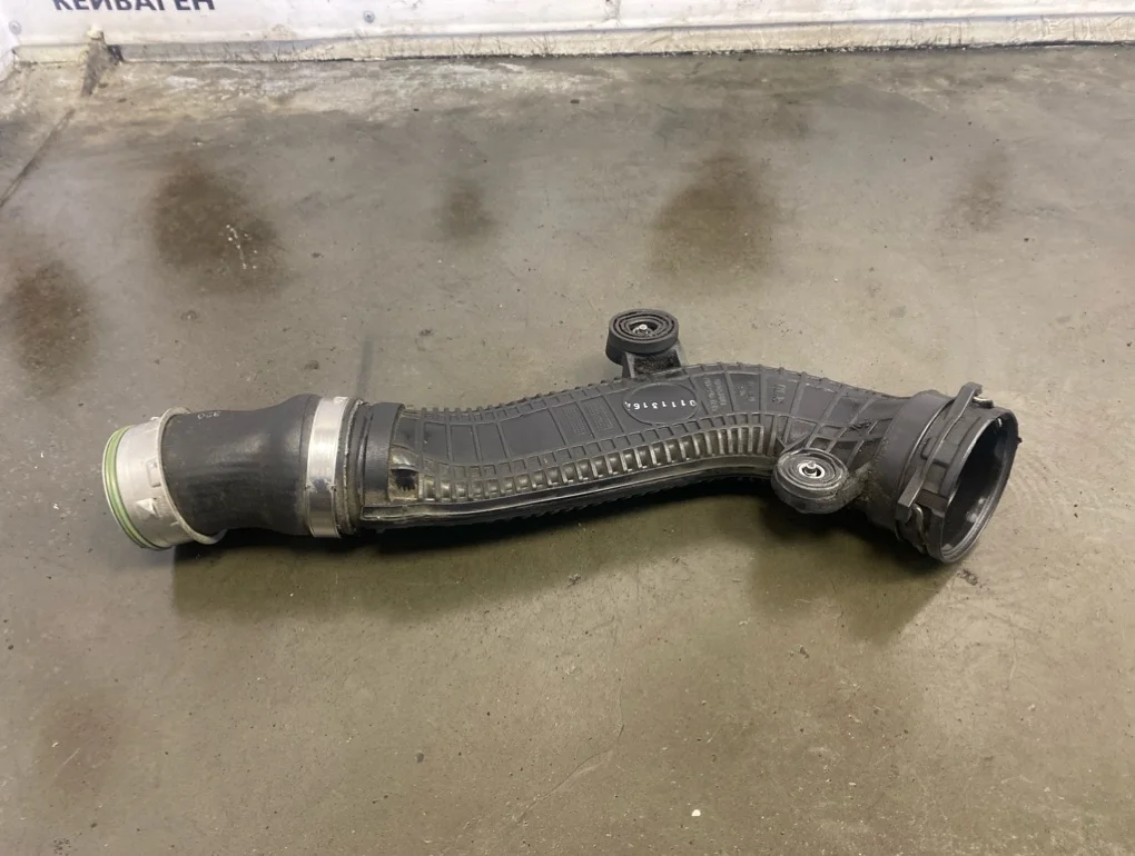 Патрубок интеркулера Volkswagen Tiguan 2009 1 поколение 2006- 2011