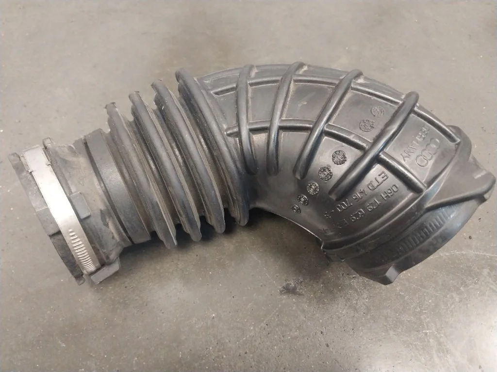 Патрубок воздушного фильтра Audi A4 2010 B8