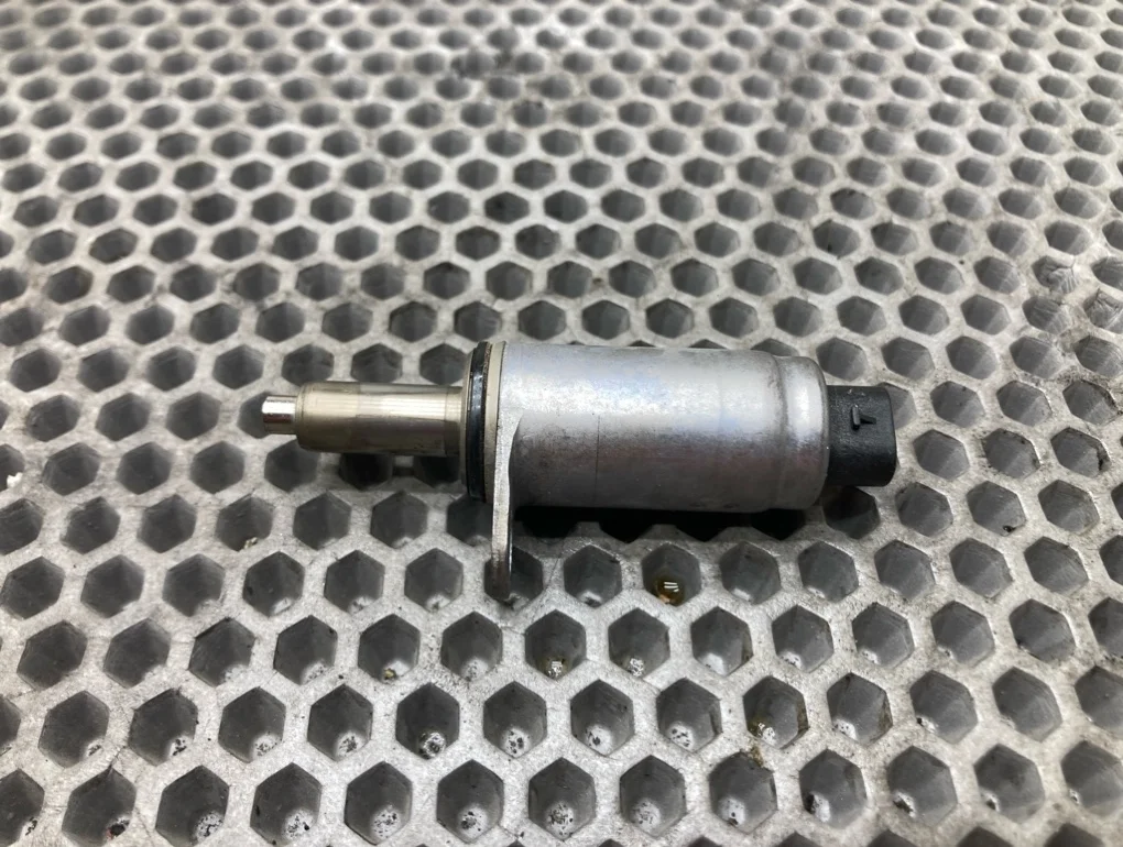 Клапан электромагнитный фаз грм Audi A6 2012 C7