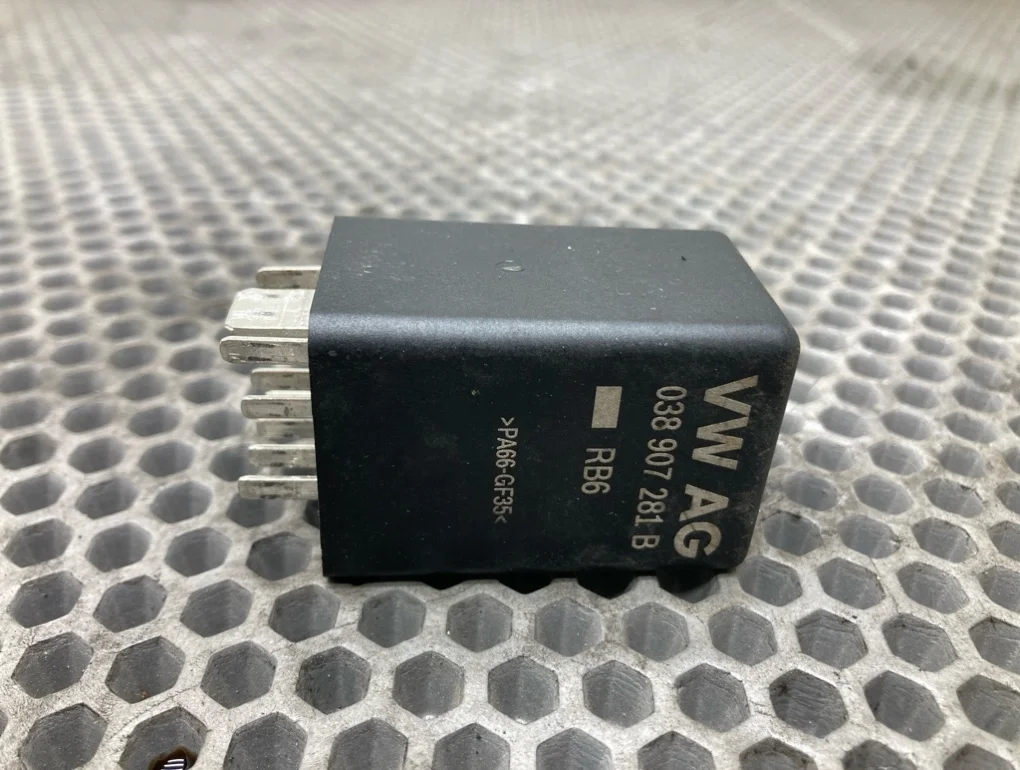 Реле свечей накала Audi Q7 2012 4L