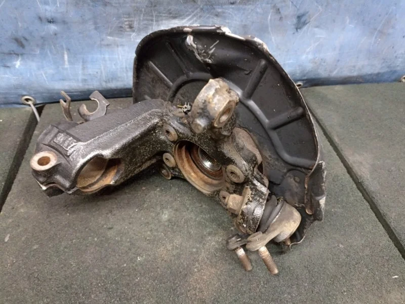 Кулак со ступицей Volkswagen Caddy 2006 1K0407256AA 2KB 1.6 BSE, передний правый