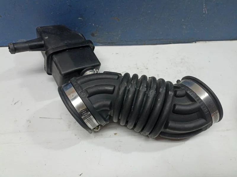 Патрубок воздушного фильтра Nissan Qashqai 2012 16576JD200 J10 2.0 MR20DE