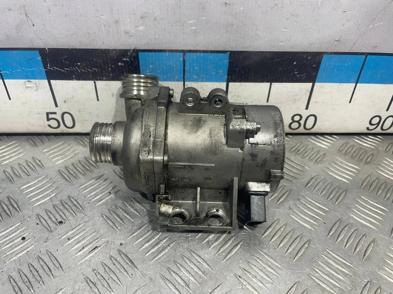 [Б/У] Насос (помпа) электрический - (Состояние: присутствует скол крепления) [Незначительные дефекты] [Код: 00584354 ]