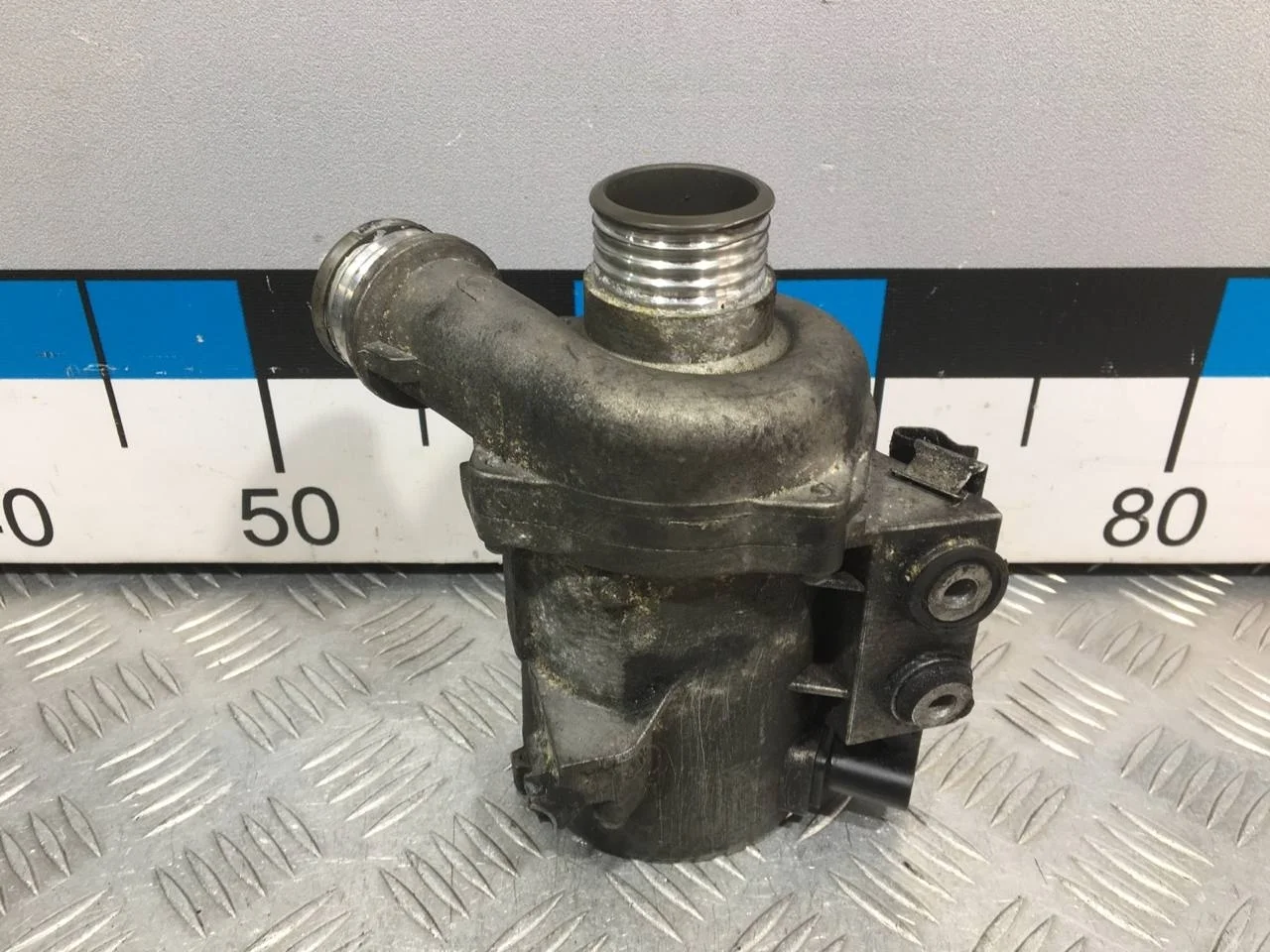 [Б/У] Насос (помпа) электрический - сломано одно ушко крепленияв [Незначительные дефекты] [Код: 00634162 ]