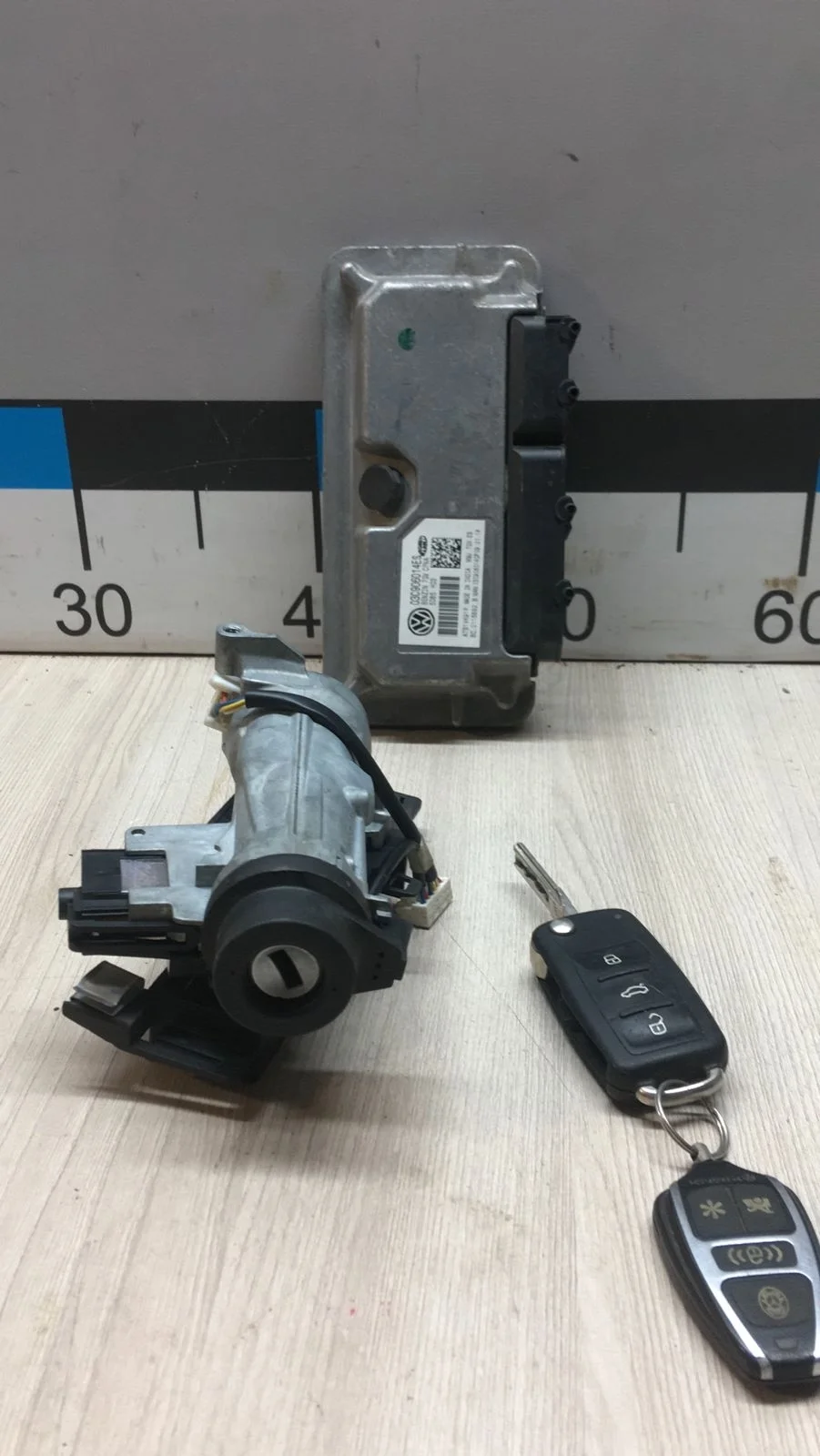 [Б/У] Блок управления двигателем (CFNA) VW Jetta - Комплект: блок управления ДВС 03C906014ES + ключ зажигания 5K0837202ADINF + замок зажигания 1K0905851 [ХОРОШЕЕ] [Код: 00331507 ]