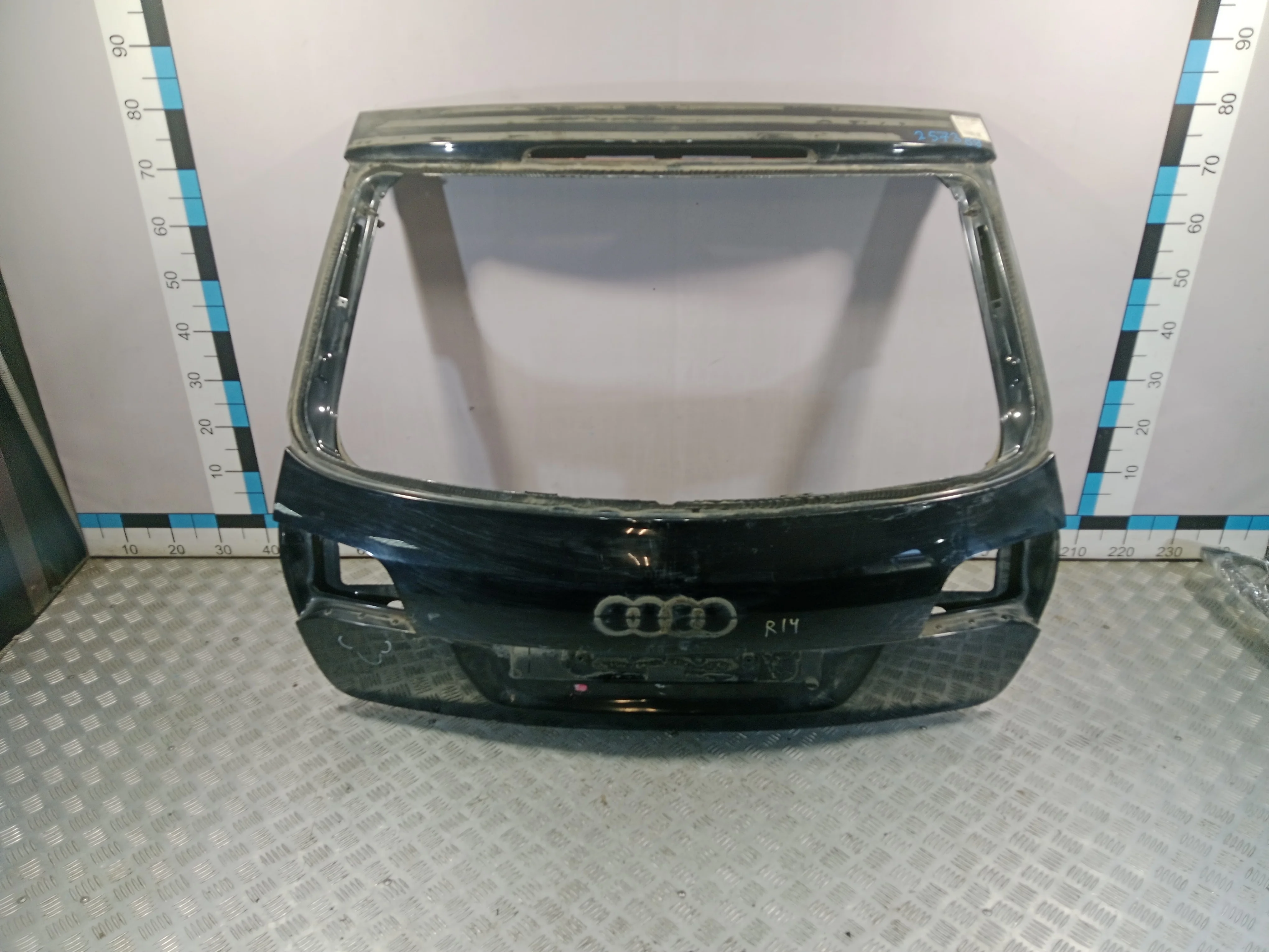 [Б/У] Дверь багажника (универсал) Audi A6 - шпаклевана нижняя кромка [ХОРОШЕЕ] [Код: 00325497 ]