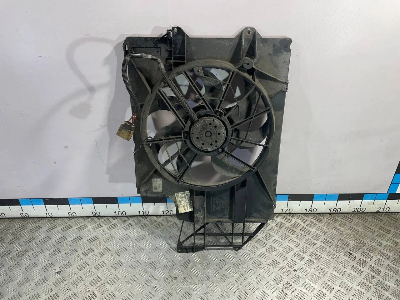 [Б/У] Диффузор вентилятора VW Transporter T5 - в сборе с вентилятором [ХОРОШЕЕ] [Код: 00541803 ]