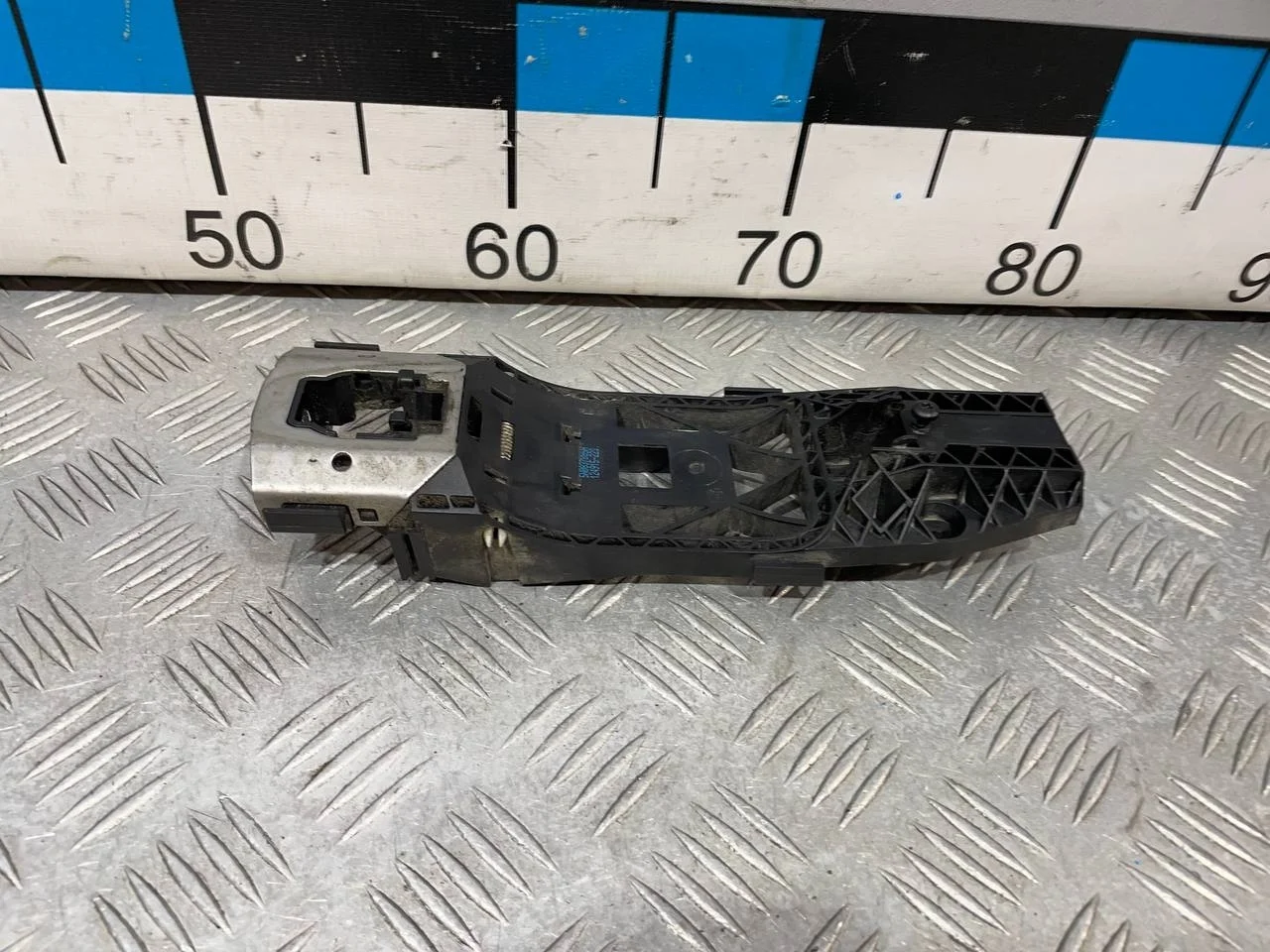 [Б/У] Кронштейн ручки передней левой двери VAG [Код: 00652462 ]