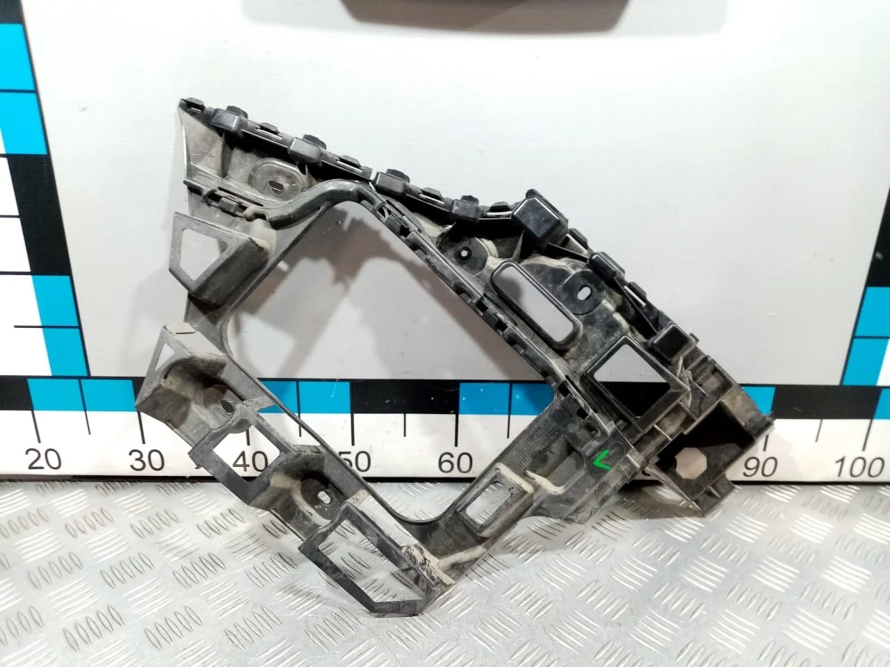 [Б/У] Направляющая заднего бампера левая - (Состояние: трещина на верхней части) [Незначительные дефекты] [Код: 00649218 ]