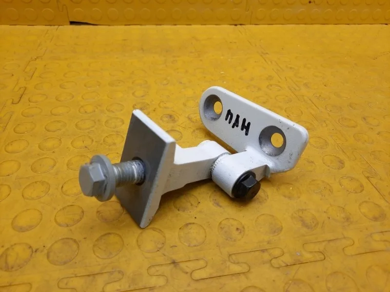 Петля двери нижняя BMW 5-series 2023 41517420089 G60 B48P, передняя левая