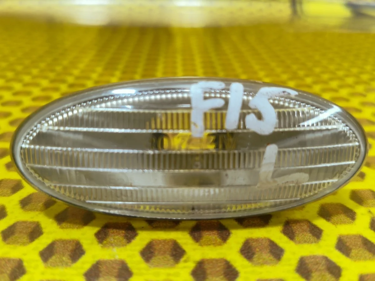 Поворотник в крыло Nissan Juke 2011 261608990A F15 MR16DDT