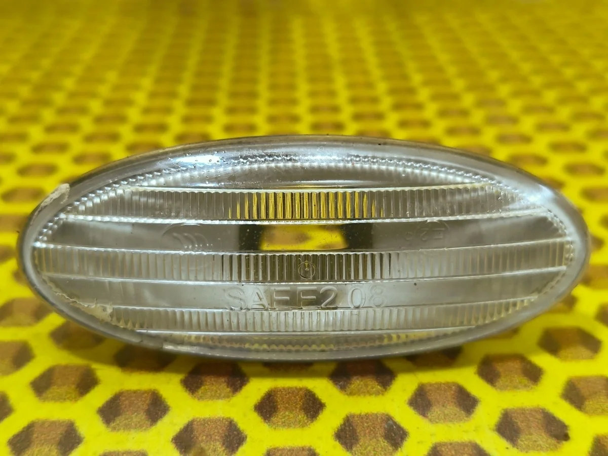 Поворотник в крыло Nissan Juke 2011 261608990A F15 MR16DDT