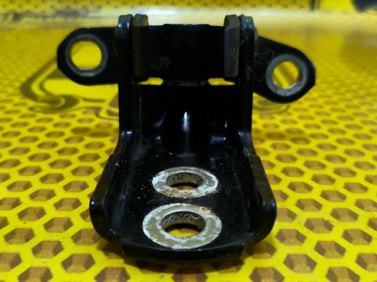 Петля двери задняя нижняя Nissan X-Trail 2012 824214P00A T31 M9R, левая