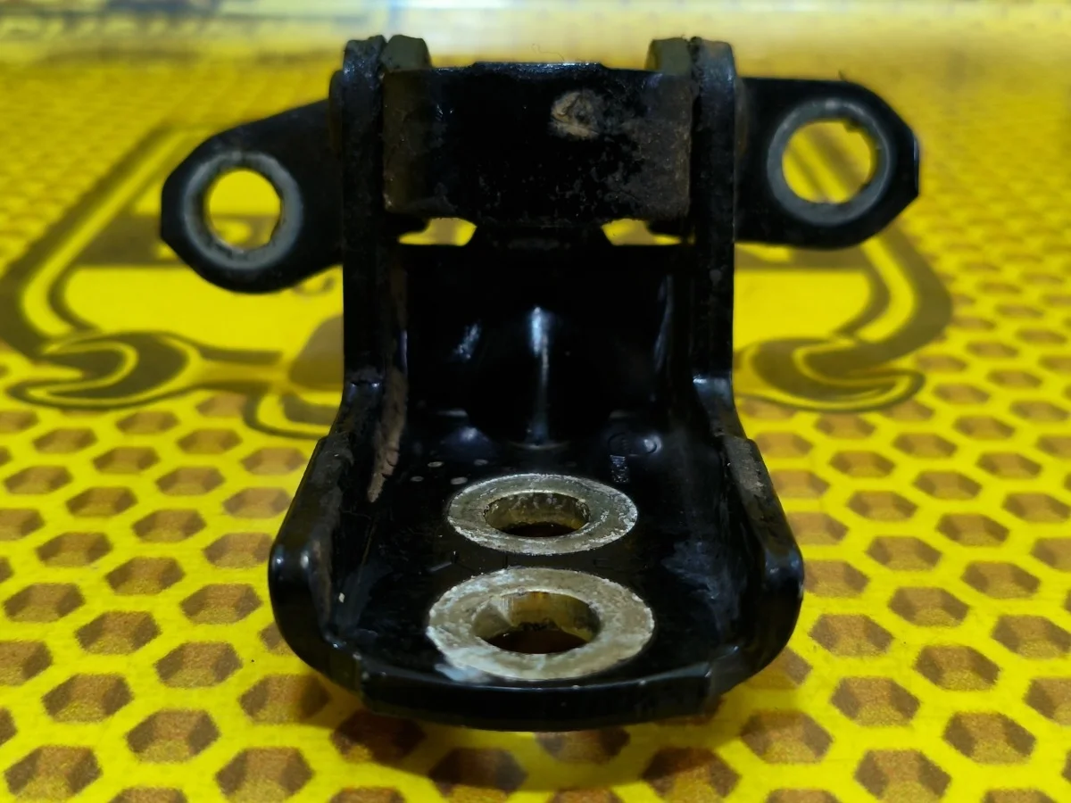 Петля двери задняя нижняя Nissan X-Trail 2012 824204P00A T31 M9R, правая