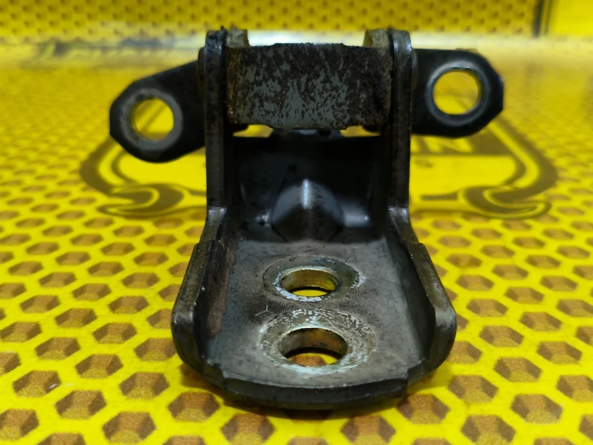 Петля двери передняя нижняя Nissan X-Trail 2012 824204P00A T31 M9R, правая