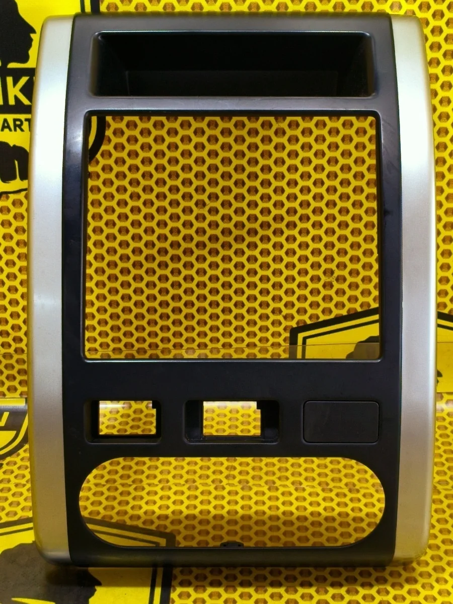 Рамка магнитолы Nissan X-TRAIL 2012 682603UB2A T31 M9R