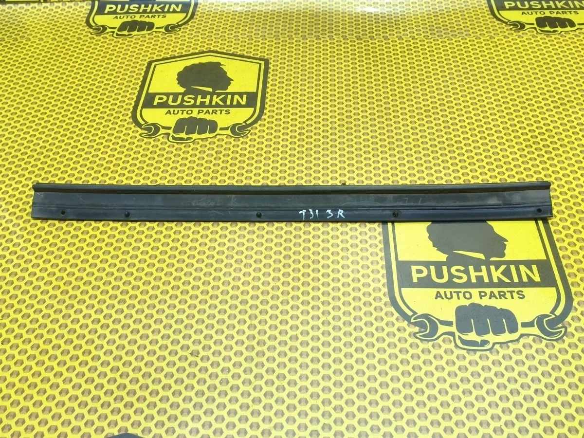 Уплотнитель на дверь нижний Nissan X-TRAIL 2012 82838JG000 T31 M9R, задний правый