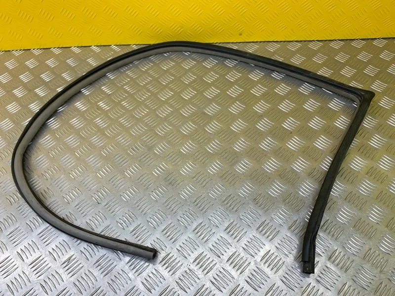 Уплотнитель стекла двери (бархотка) Mitsubishi Pajero Iv (2006-2019) 2007 5725A003HB ВНЕДОРОЖНИК 3.8 I