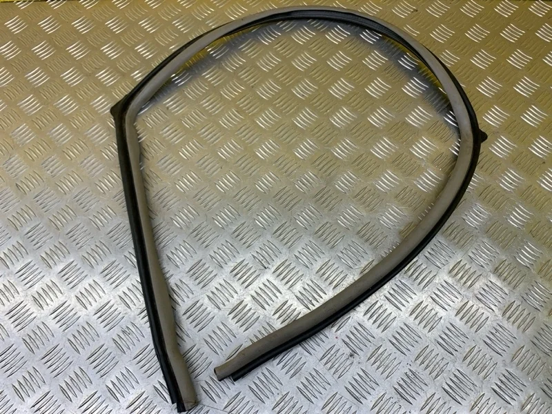 Уплотнитель стекла двери (бархотка) Mitsubishi Pajero Iv (2006-2019) 2007 5755A001HB ВНЕДОРОЖНИК 3.8 I