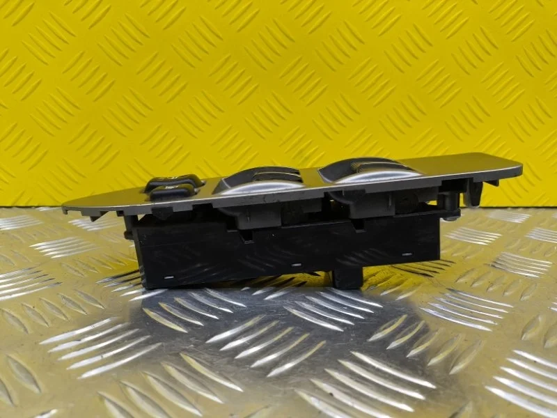 Блок управления стеклоподъемниками Mitsubishi Pajero Iv (2006-2019) 2007 8608A110 ВНЕДОРОЖНИК 3.8 I