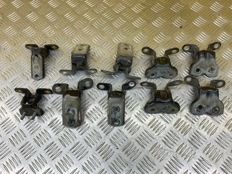 Петля двери Toyota Hilux (2005-2015) 2012 6871002070 ПИКАП 2.5 D 2KDFTV