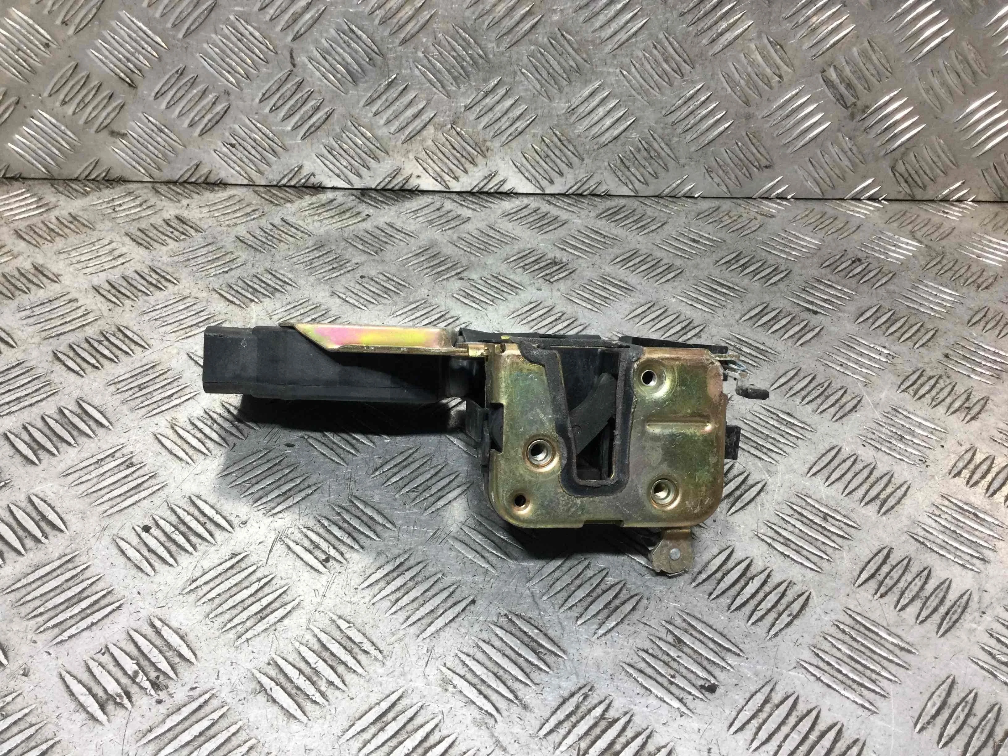 Замок двери задней правой Mitsubishi Space Star 1 поколение (1998-2002) бензин 1.3 i Механика Минивэн