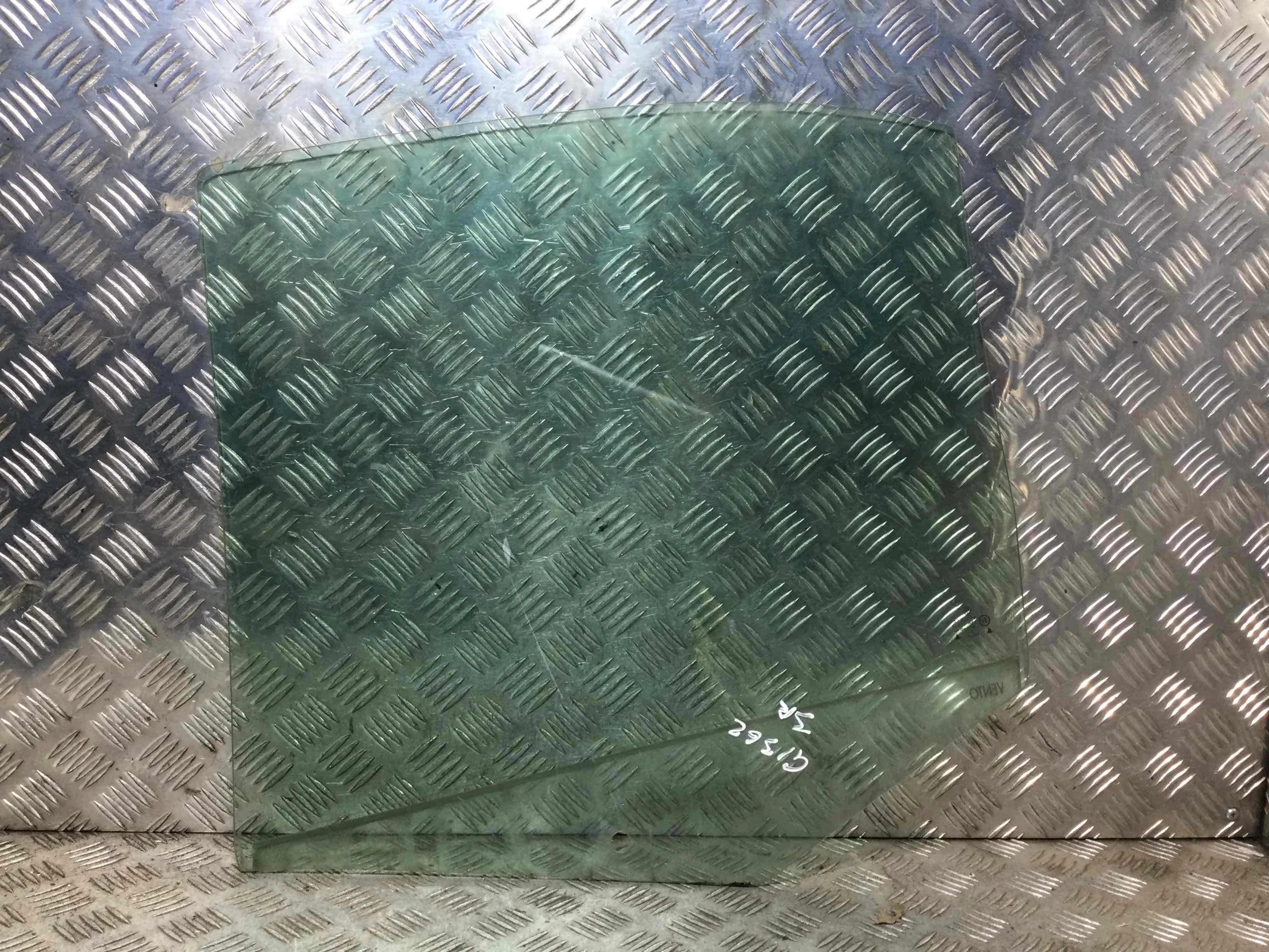 Стекло двери задней правой Volkswagen Bora Bora (1J) 1998 - 2005 бензин 1.6 i Механика Седан