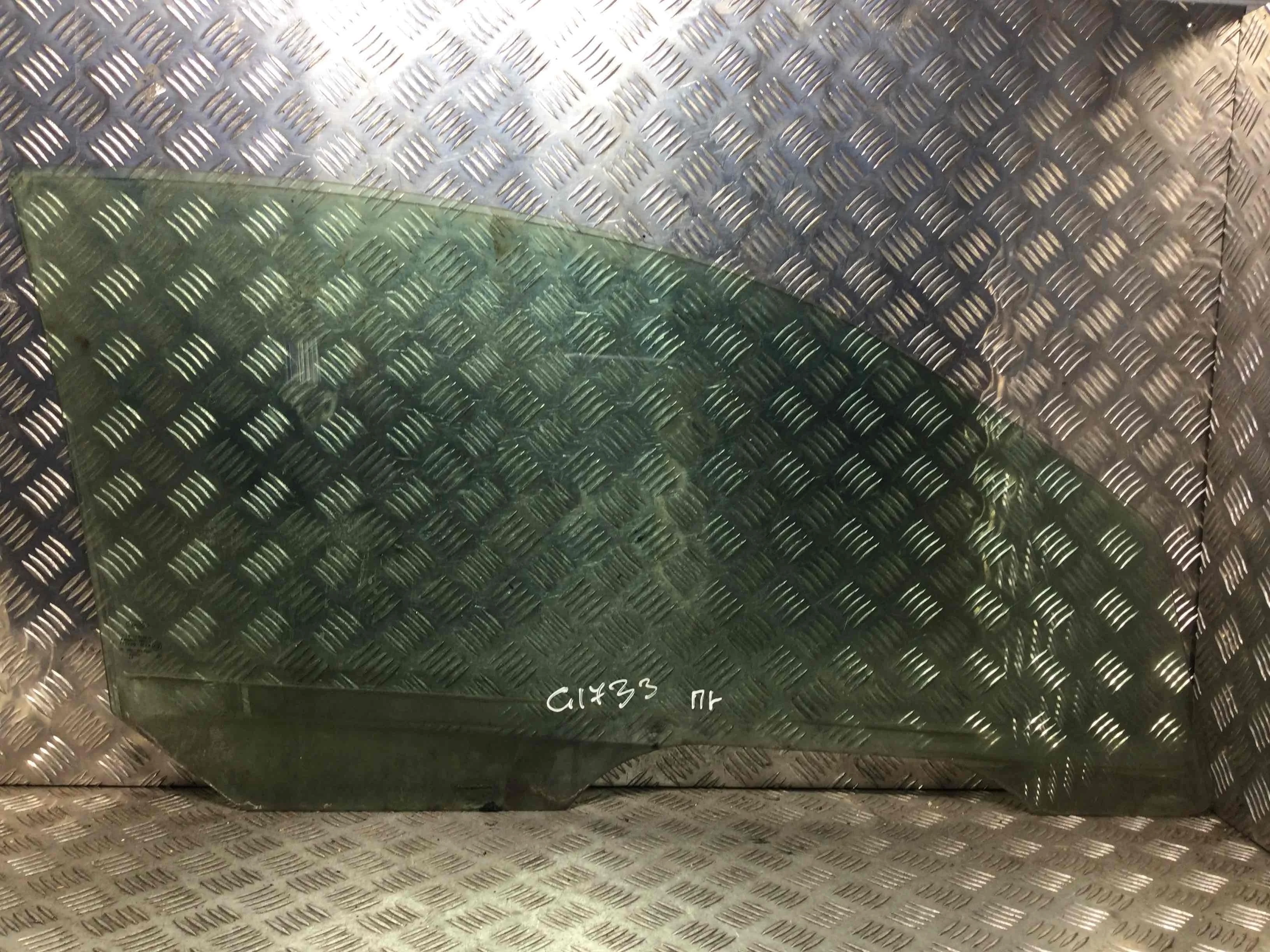 Стекло двери передней левой Ford Focus 1 поколение [рестайлинг] (2001-2005) бензин 1.6 i Механика Х/б