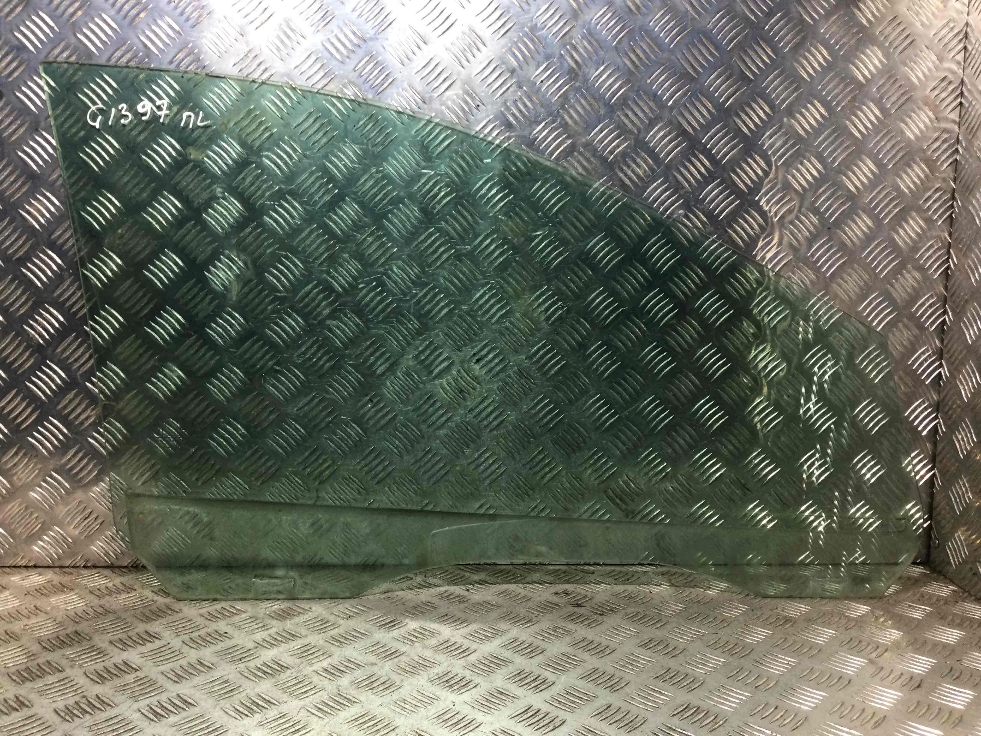 Стекло двери передней левой Ford Focus 1 поколение [рестайлинг] (2001-2005) бензин 1.6 i Механика Универсал