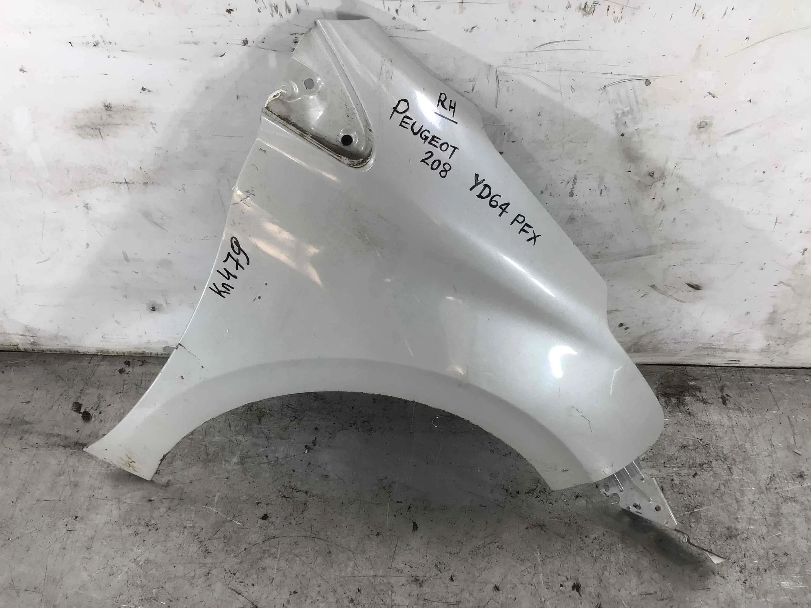 Крыло переднее правое Peugeot 208 1 поколение (2012-2015) дизель 1.6 HDI Механика Х/б