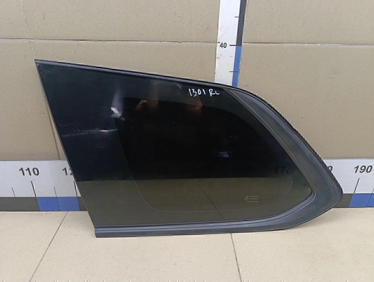 Стекло кузовное глухое левое Outlander (GF) 2012>