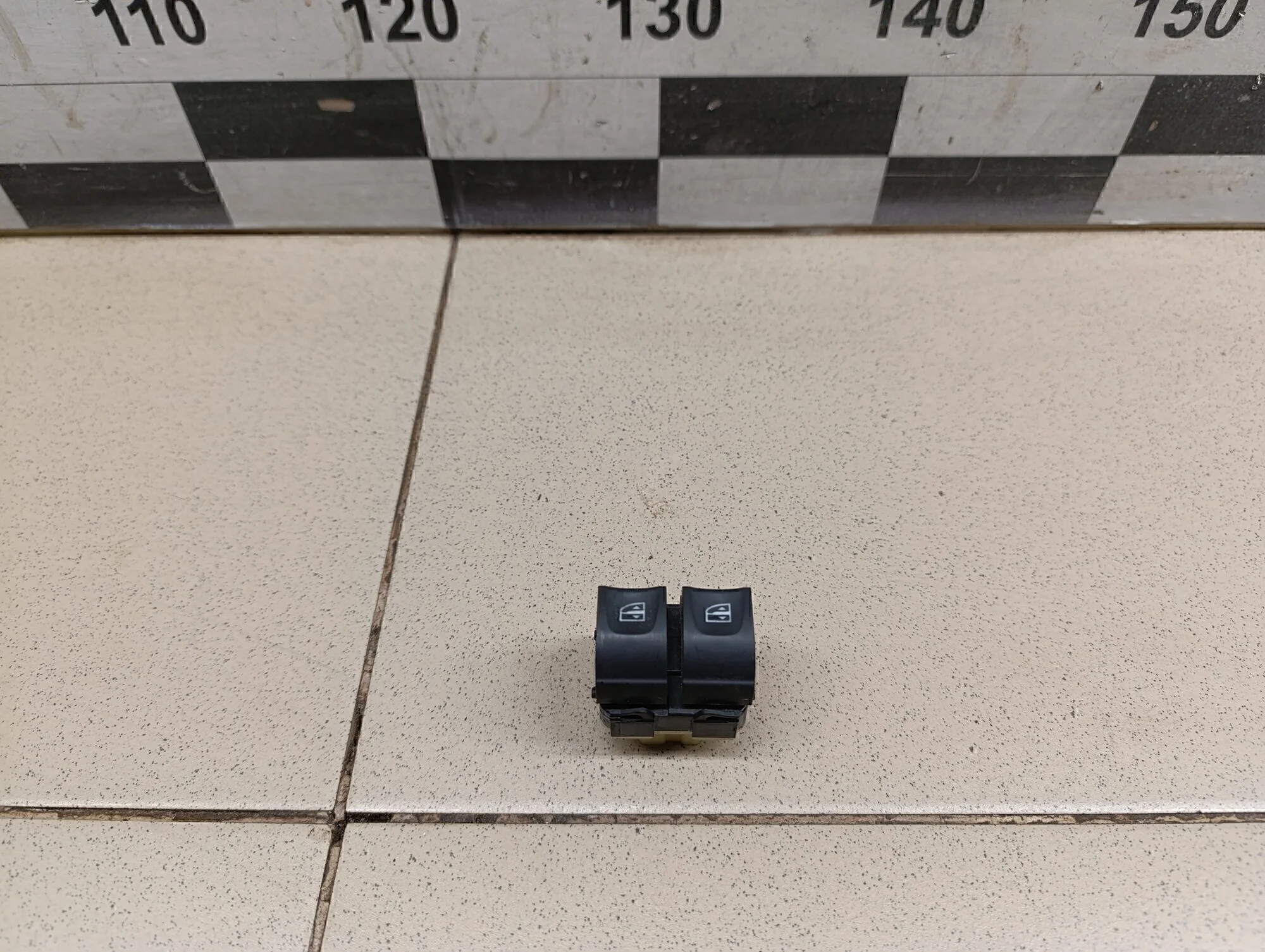 Блок управления стеклоподъемниками Duster 2012>