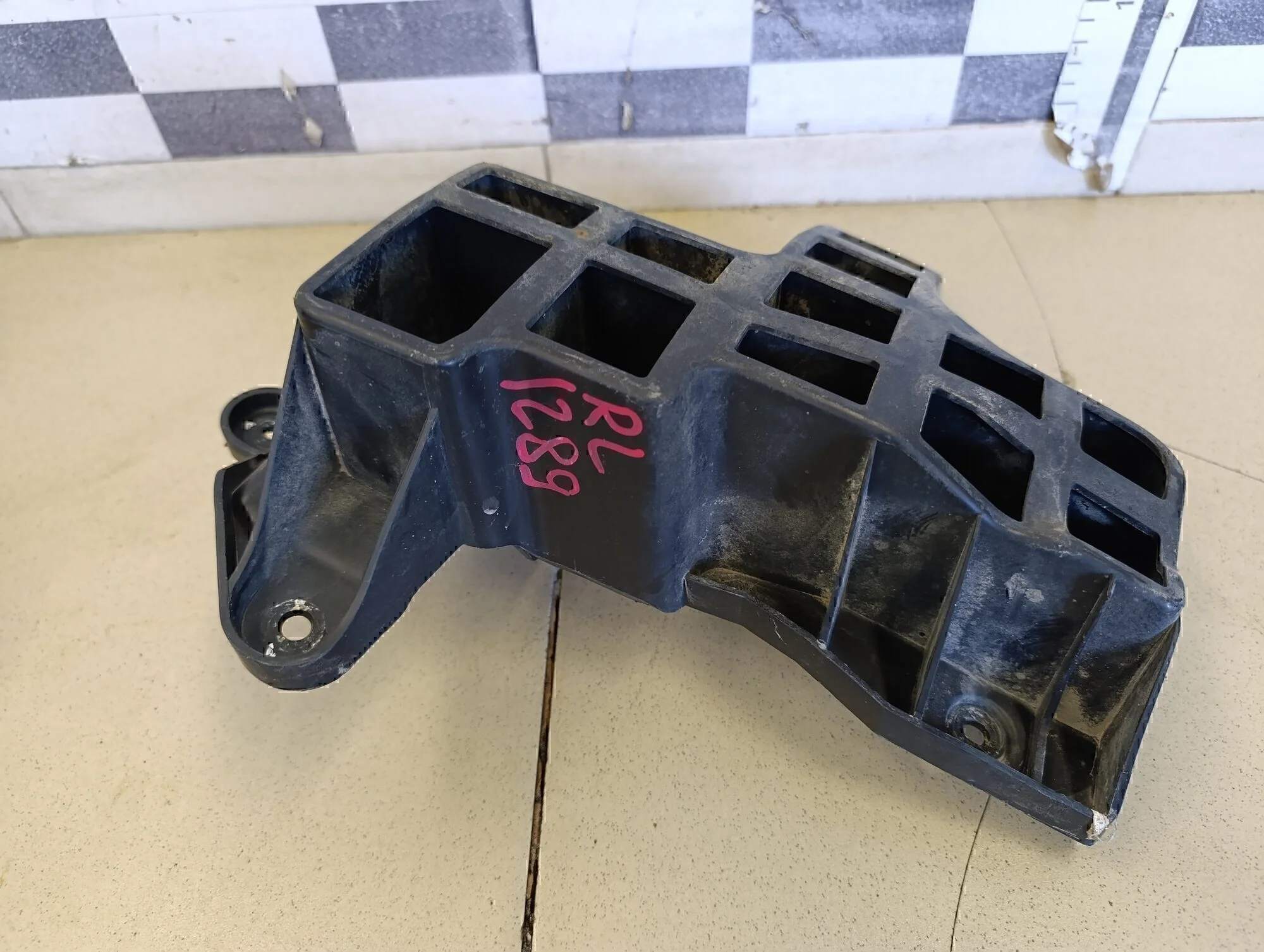 Направляющая заднего бампера левая Sandero 2009-2014