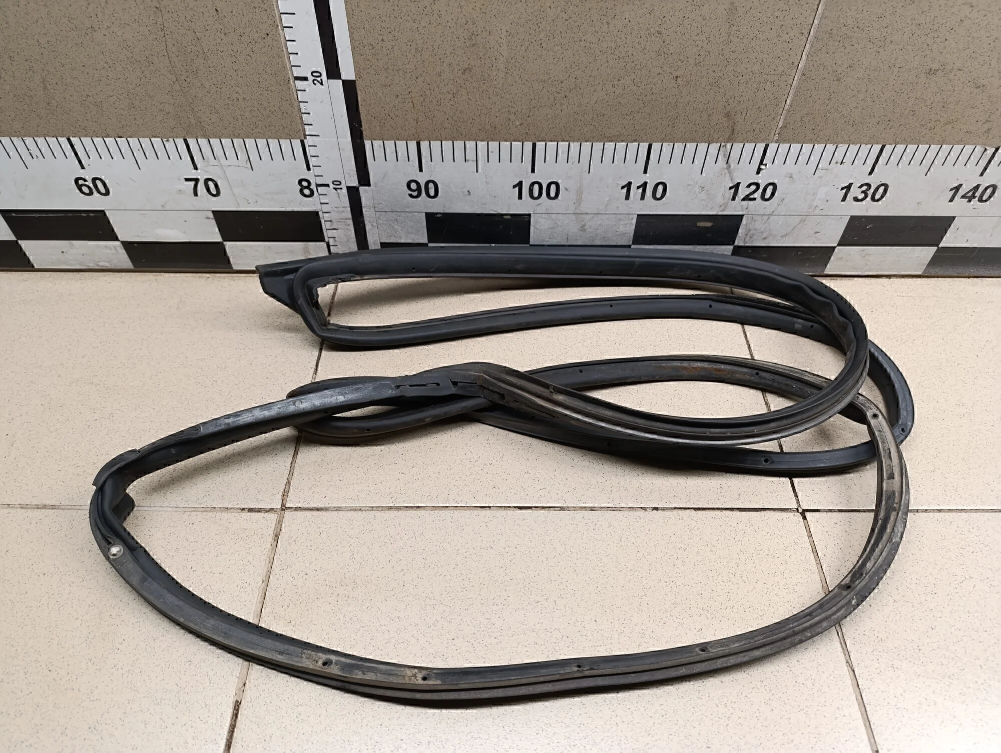 Уплотнитель двери Auris (E15) 2006-2012