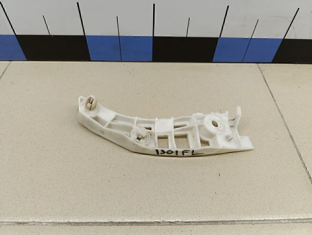 Кронштейн переднего бампера левый Outlander (GF) 2012>