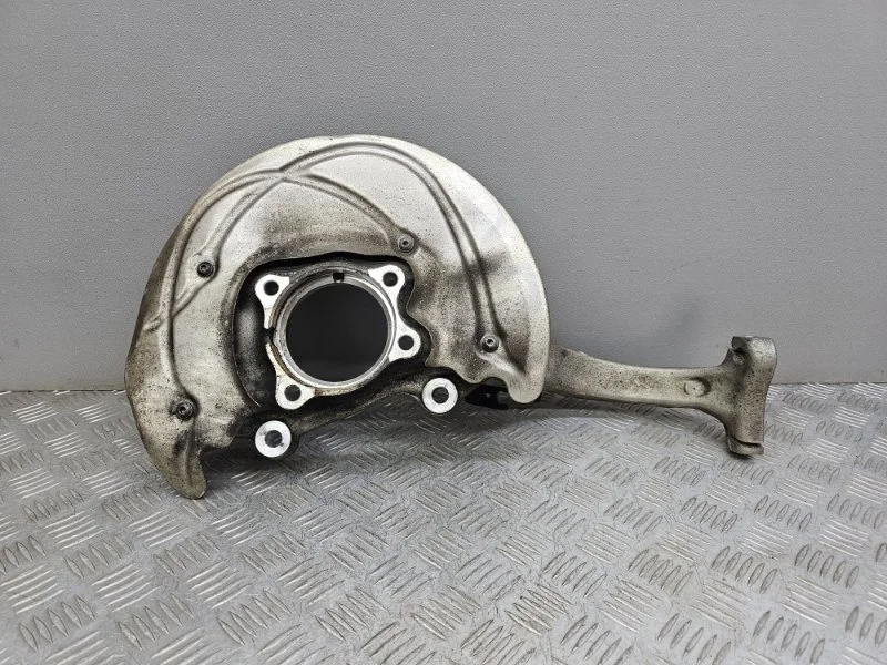 Кулак Audi A4 B9