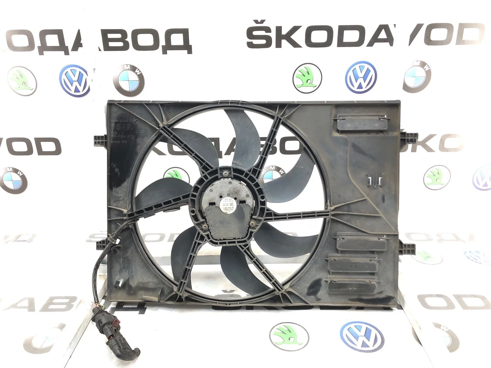 Вентилятор охлаждения радиатора Skoda Octavia 5Q0959455F A7 (5E)