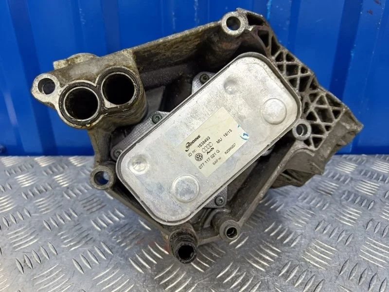 Корпус масляного фильтра Audi A8 2004 077115401AC D3 4.2 BFM