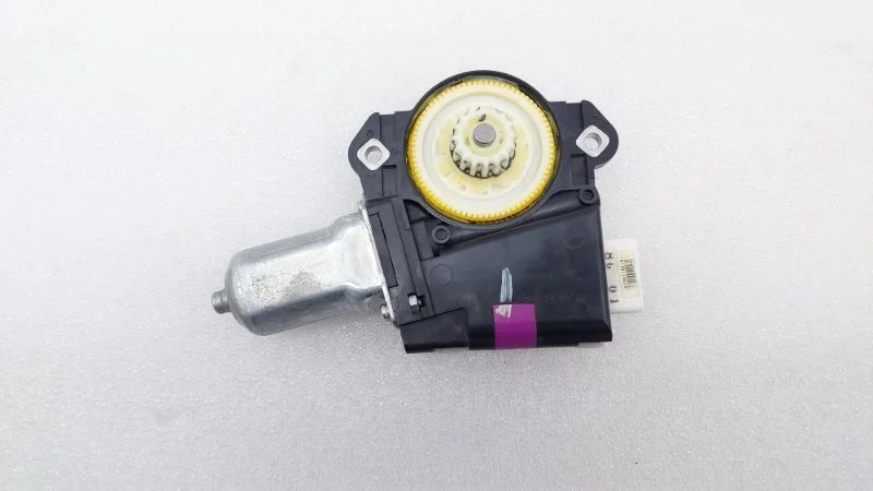 Моторчик люка Toyota Land Cruiser 2008