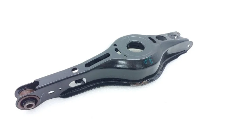 Рычаг подвески Toyota Camry 2019 70