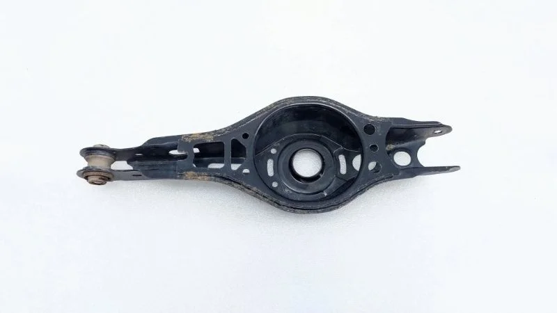 Рычаг поперечный Toyota Camry 2019 70