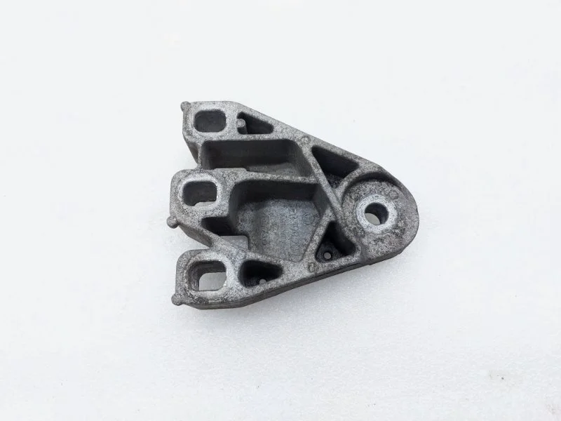 Кронштейн опоры двигателя Volkswagen Transporter Caravelle 2014 T5