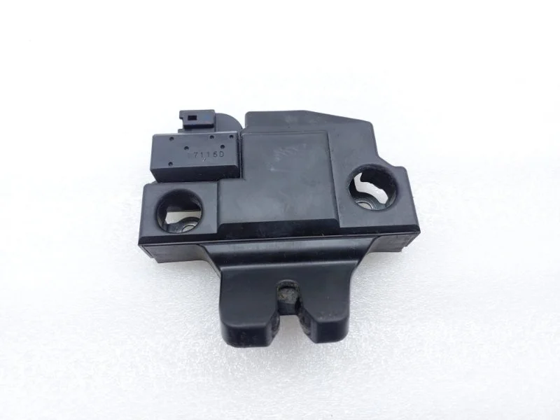 Замок багажника Toyota Camry 2017 55