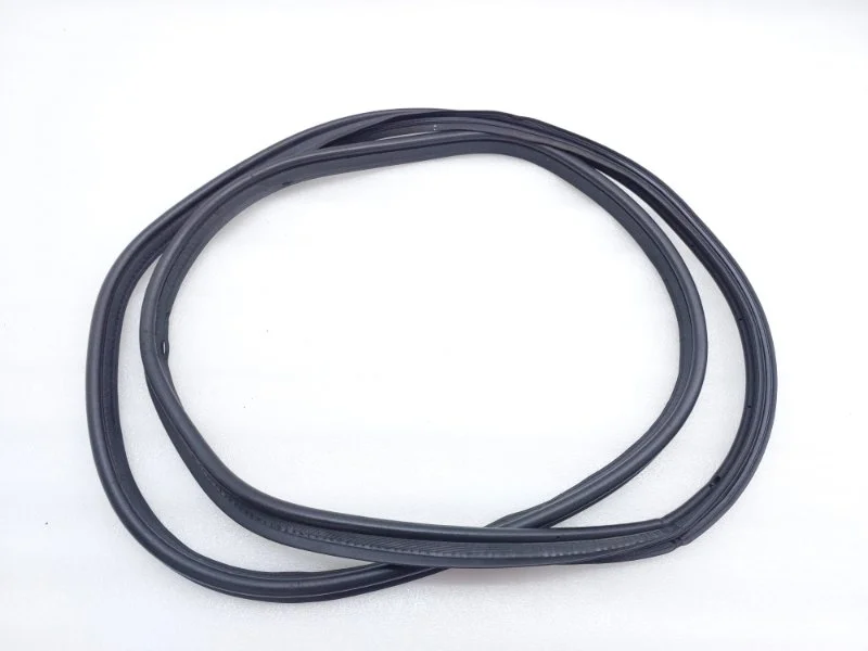 Уплотнитель проема багажника Toyota Camry 2017 55