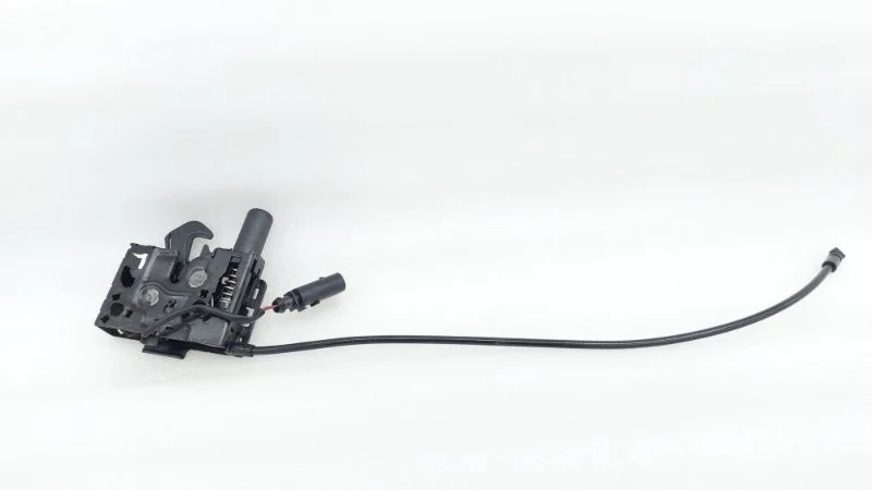 Замок капота Volkswagen Touareg 2021 CR7